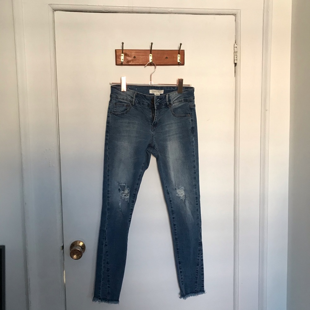EightyTwo Distressed Jeans